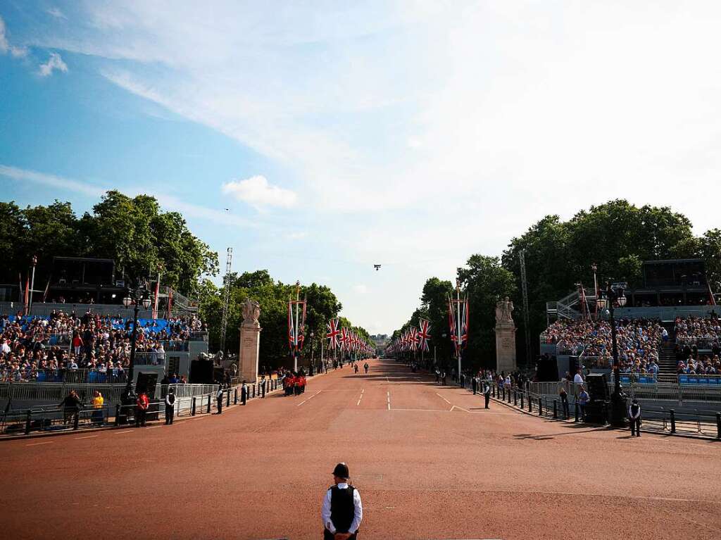 Blick auf die Mall vor der Geburtstags-Parade „Trooping the Colour“ am ersten von vier Tagen der Feierlichkeiten zum Platinjubilum der Queen.