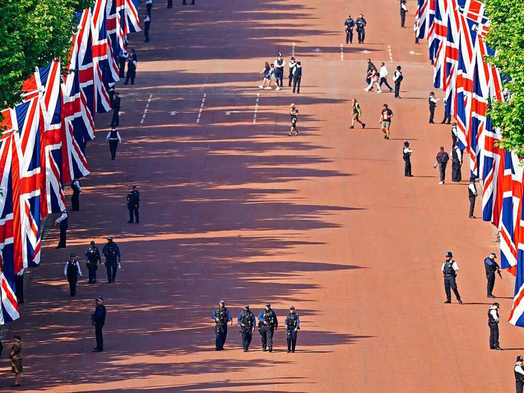 Polizisten gehen auf der Mall vor der Geburtstags-Parade „Trooping the Colour“ am ersten von vier Tagen der Feierlichkeiten zum Platinjubilum der Queen.