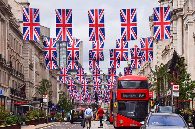 Union-Jack-Fahnen hngen anlsslich de...ilums der Queen in der Regent Street.  | Foto: Vuk Valcic (dpa)