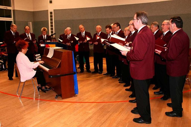 Der Mnnerchor beim Neujahrsempfang 20... noch mit der Dirigentin Ibolya Barla.  | Foto: Reinhard Cremer