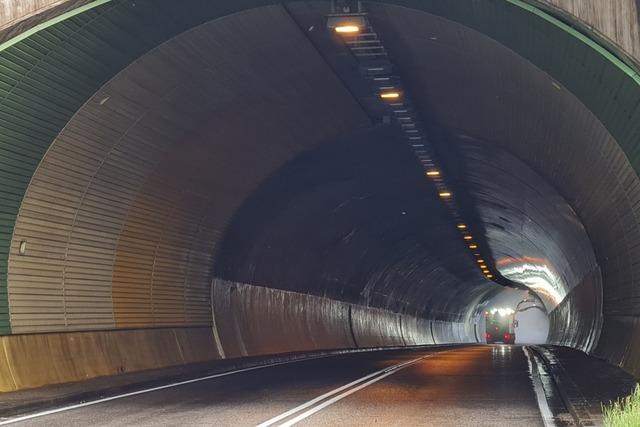 Spezialfahrzeug hat die Straßentunnel in Schopfheim und Zell gereinigt