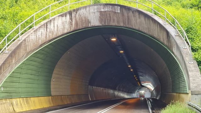 Ein Spezialfahrzeug reinigte Wnde und Decken im Langenfirsttunnel.  | Foto: Gerald Nill