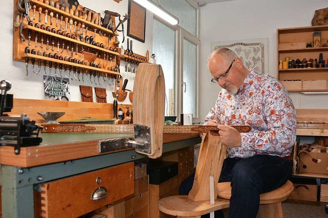 Andreas Rombach arbeitet in seiner Werkstatt.  | Foto: Ulrike Strter