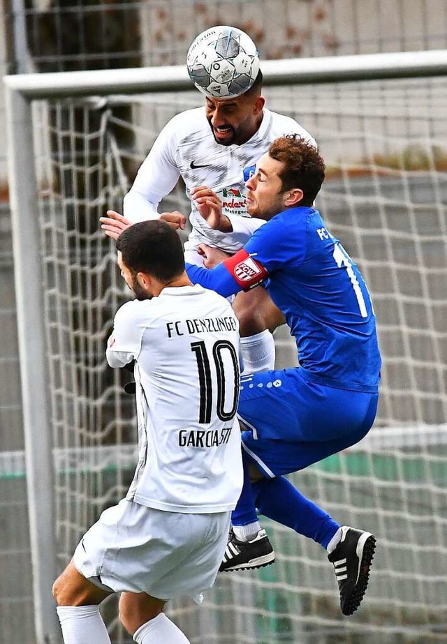 Noch ist der FC Denzlingen obenauf: Se...kircher Stephan Disch (blaues Trikot).  | Foto: Achim Keller