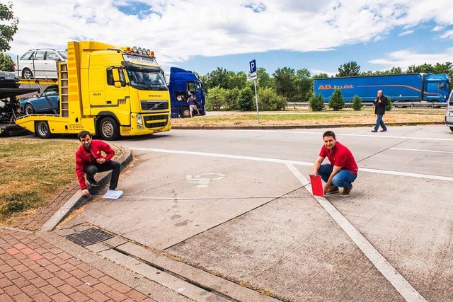 Die Breite der Parkpltze fr Menschen...rd mit dem Maband genau nachgemessen.  | Foto: Alexander Anlicker