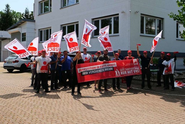 Bei Jabil Umkirch demonstrieren die Ge... Mitglieder fr eine hhere Abfindung.  | Foto: Christian Engel