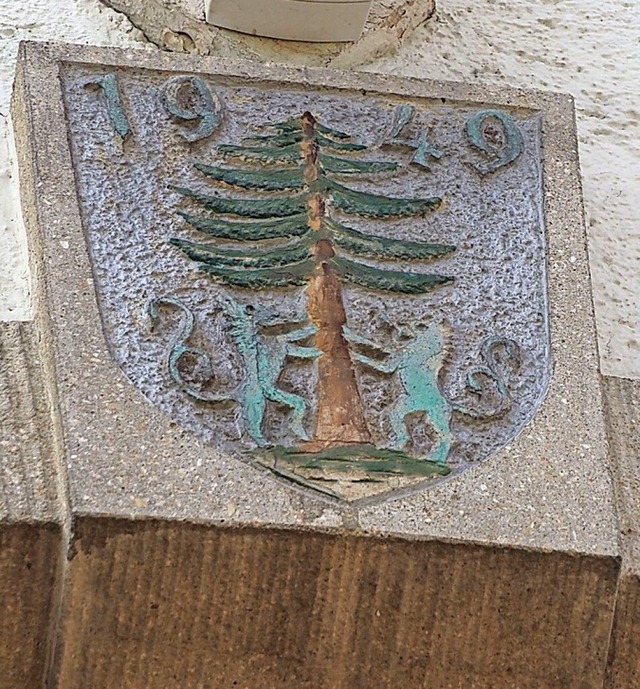 Das Wappen ist ber der Seitentr des Rathauses eingemeielt.  | Foto: Boris Burkhardt