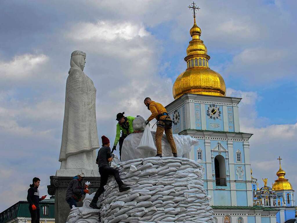 29. Mrz: Ukrainische Freiwillige stapeln Sandscke, um das Denkmal der Grofrstin Olga von Kiew, des Heiligen Apostels Andreas  und der Erzieher Kyrill und Method vor den Raketenangriffen zu schtzen.