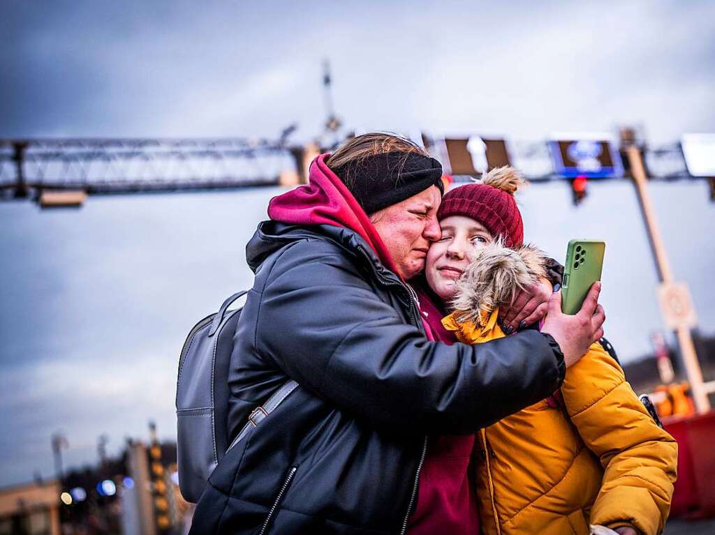 26. Februar:  Zahlreiche Menschen verlassen  das Land. Viele flchten nach Polen, hier am Grenzbertritt von Schehyni in der Ukraine nach Medyka in Polen.