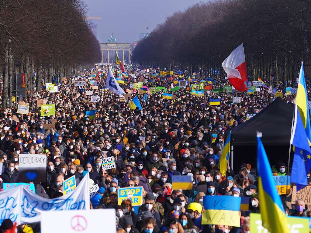 27. Februar: Auerhalb der Ukraine reagieren die Menschen mit Solidarittsbekundungen und Demonstrationen, so auch hier in Berlin.