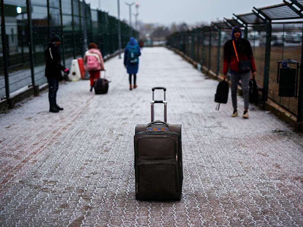 28. Februar: Ein Koffer steht vereinsamt am Grenzbergang. Nach Angaben des UN-Flchtlingshilfswerks (UNHCR) befinden sich etwa 368.000 Menschen auf der Flucht.