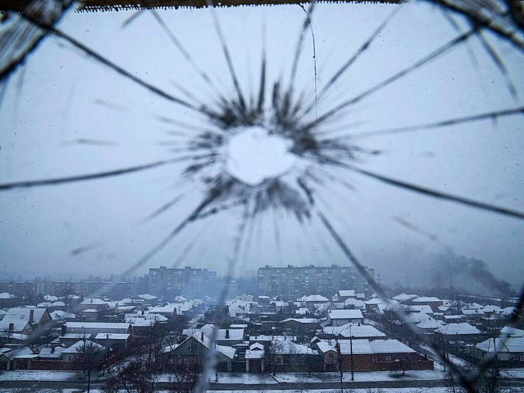 5. Mrz: Der Blick aus einem durch Granatenbeschuss zerbrochenen Krankenhausfenster in Mariupol. Die geplante Waffenruhe in Mariupol ist gescheitert.