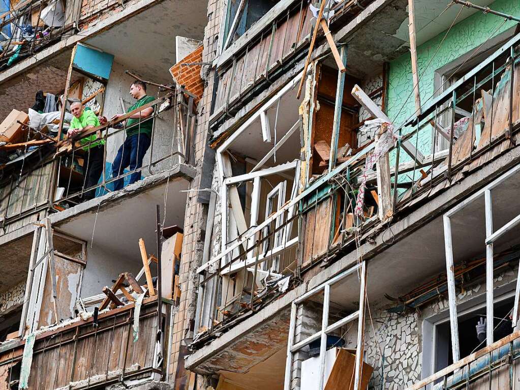 6. Mrz: In Kramatorsk stehen Menschen auf dem Balkon eines beschdigte Hauses.