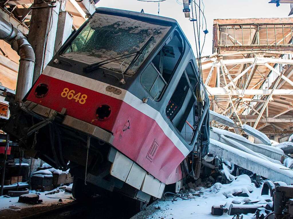 12. Mrz: Der Blick auf eine Straenbahn in einem Straenbahndepot von Charkiw, die durch Beschuss beschdigt wurde. Mehr als zwei Wochen nach dem Einmarsch in die Ukraine verstrken russische Truppen ihre Angriffe auf umkmpfte Stdte.