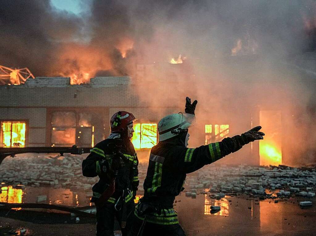 17. Mrz: Ukrainische Feuerwehrleute lschen einen Brand in einem Lagerhaus nach einem Bombenanschlag. Russische Streitkrfte zerstren ein Theater in Mariupol, in dem zuvor Hunderte von Menschen Zuflucht gefunden hatten.