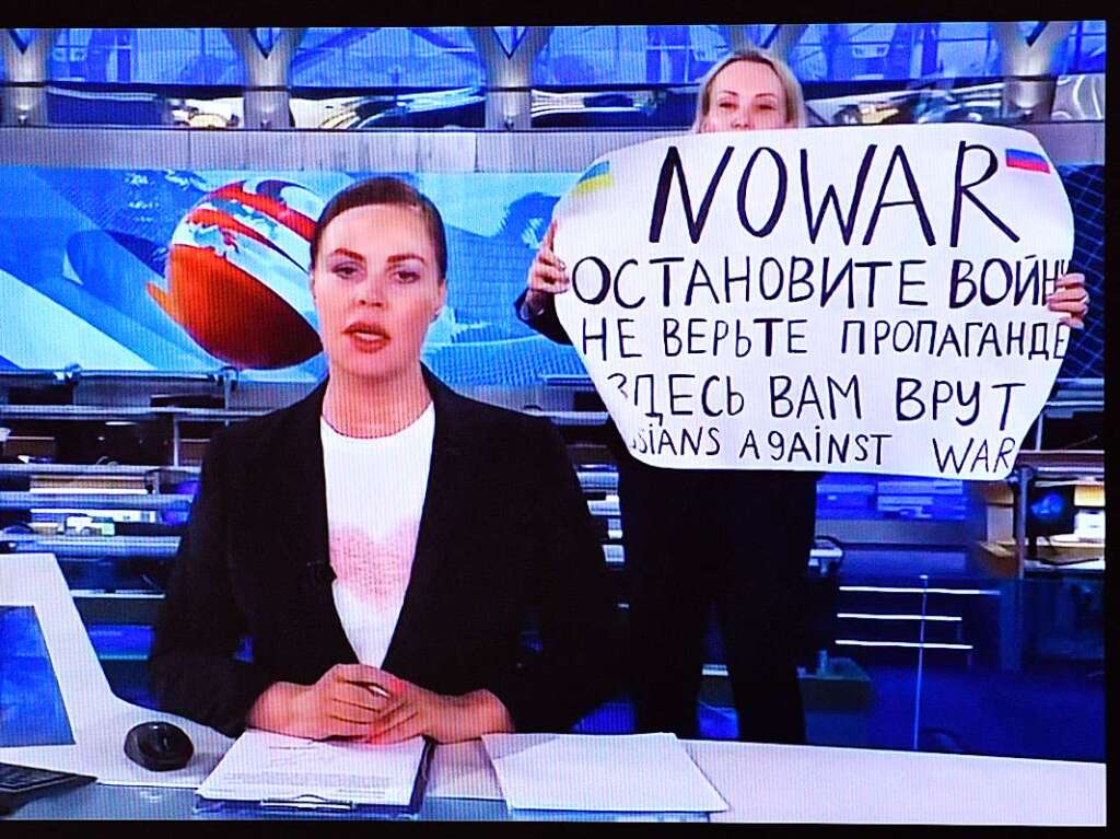 15. Mrz: Whrend der Abendnachrichten im russuschen Fernsehen protestiert Marina Owssjannikowa mit einem  Antikriegs-Plakat.