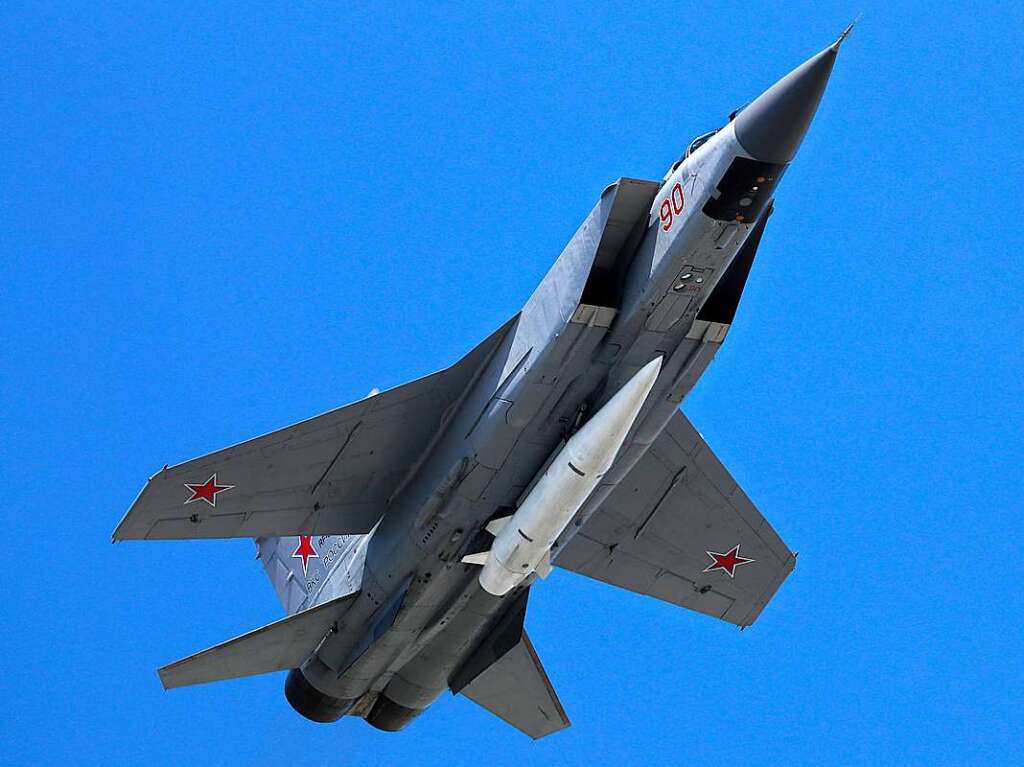 19. Mrz: Es gibt verstrkte Luftangriffe durch Russland. Hier ein Mikoyan MiG-31 Abfangjger, der mit der Kinschal-Rakete beladen ist.