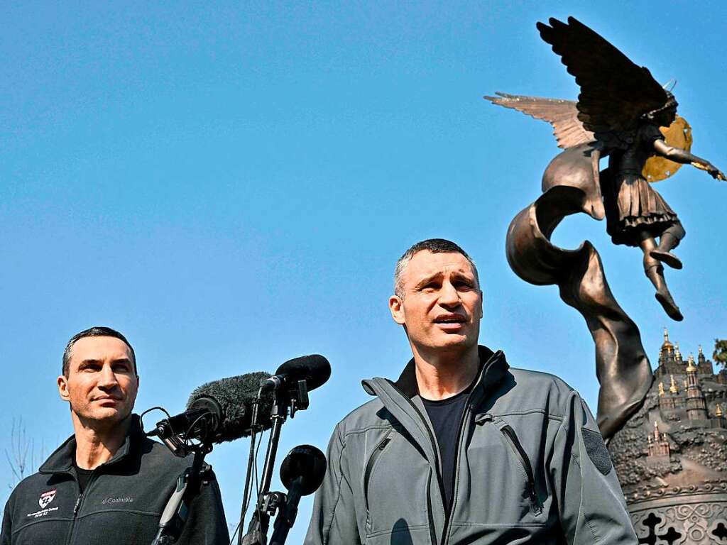 23. Mrz: Kiews Brgermeister Vitali Klitschko (rechts) auf einer Pressekonferenz vor dem Monument des Erzengels Gabriel, dem Schutzpatron der Stadt. Er verkndet, dass ukrainische Krfte in der Stadt wieder die Oberhand gewinnen.