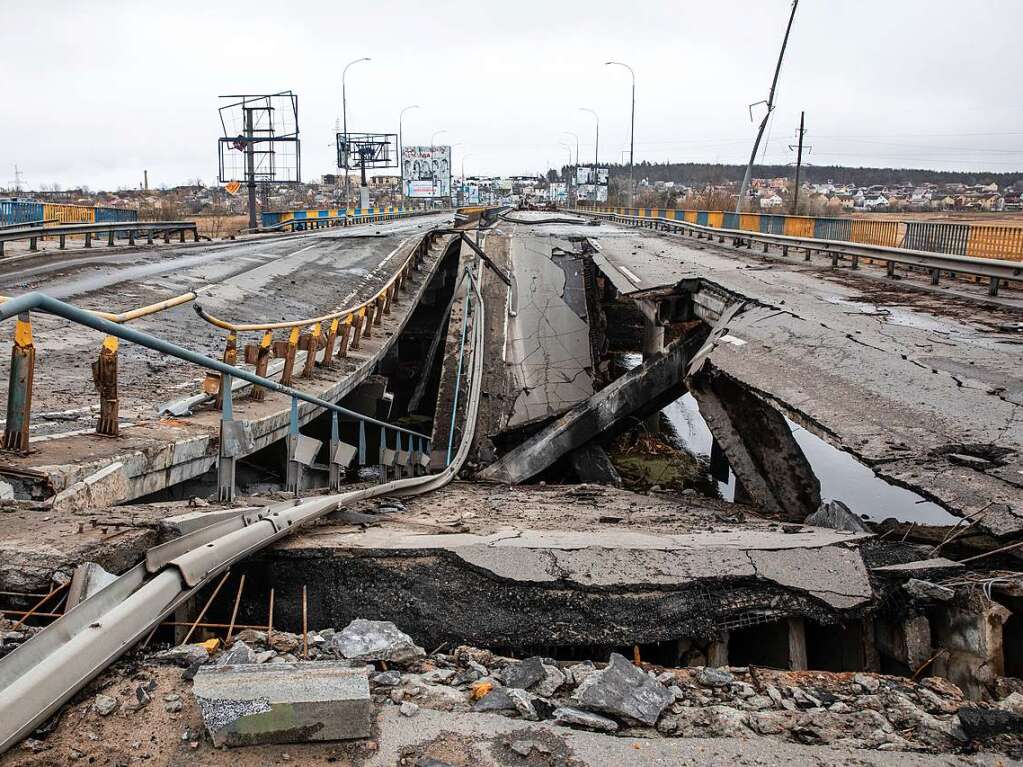 2. April: Die durch die Bombardierung zerstrte Brcke auf der Autobahn bei Butscha. Fast 300 Zivilisten wurden entlang der Strae in Butscha, einer Pendlerstadt auerhalb der Hauptstadt, gettet.