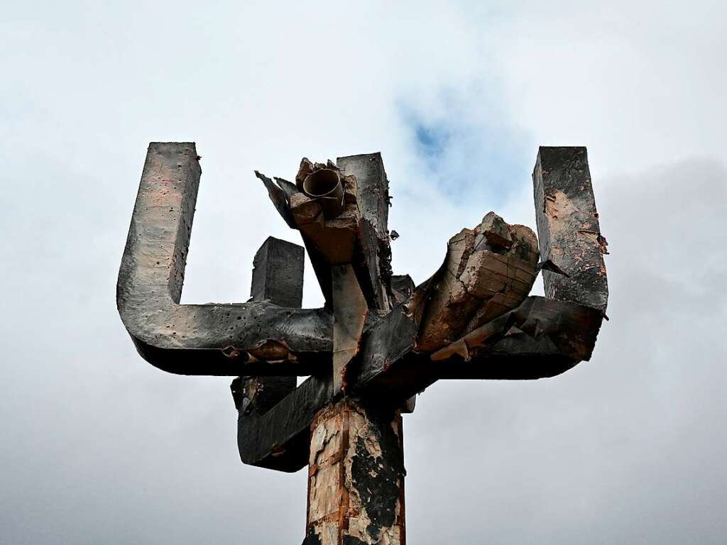 4. April: Das bei einem Angriff zerstrte Menora-Denkmal an der Holocaust-Gedenksttte Drobitsky Yar in Charkiw.