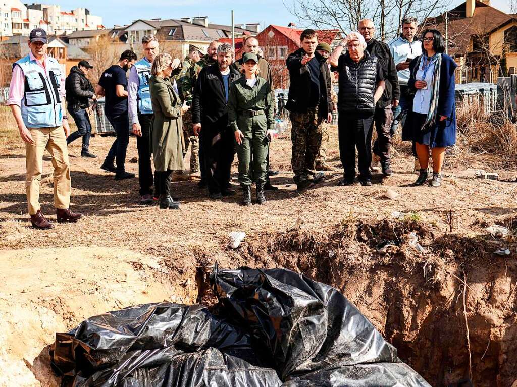 7. April: UN-Sonderbeauftragter Martin Griffiths (fnfter von rechts) an einem Massengrab in Butscha. Am Tag zuvor hat er noch in Moskau ber die humanitre Lage in der Ukraine gesprochen.