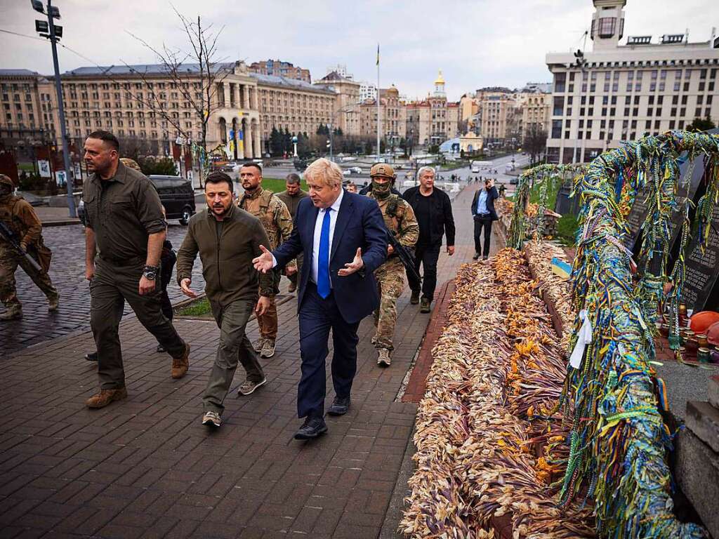 9. April: Der britische Premierminister  Boris Johnson besucht unangekndigt die Ukraine, um „Solidaritt zu zeigen“. Im Osten des Landes wurden am Tag zuvor Dutzende Menschen durch einen Luftangriff gettet.