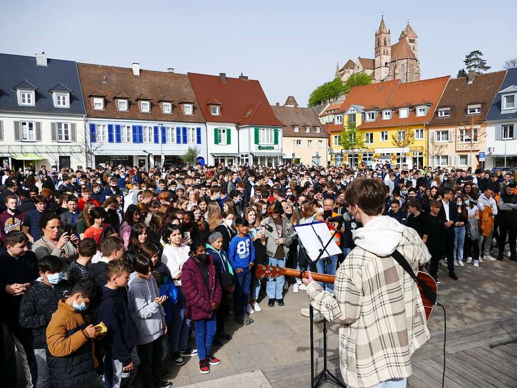 13. April: In Deutschland finden Sternmrsche statt, um Solidaritt mit der Ukraine zu zeigen. In Breisach demonstrieren Schler von vier Schulen  fr Frieden in der Ukraine.