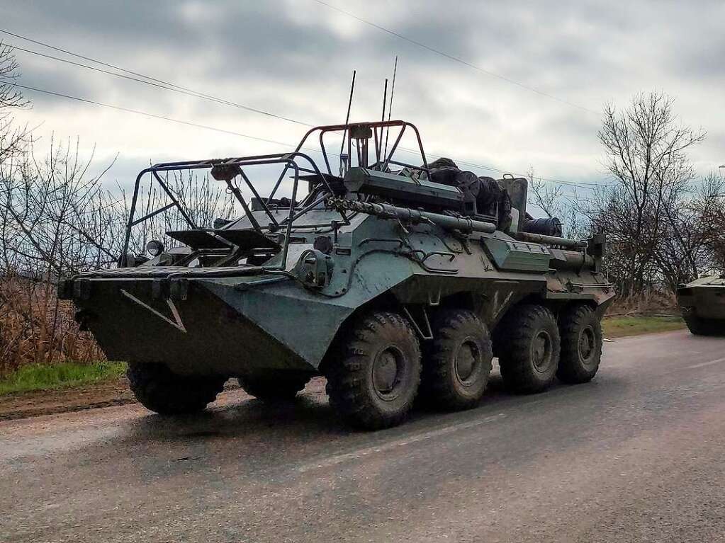 16. April: Ein russischer Militrkonvoi bewegt sich auf einer Autobahn in einem von Separatisten kontrollierten Gebiet in der Nhe von Mariupol.