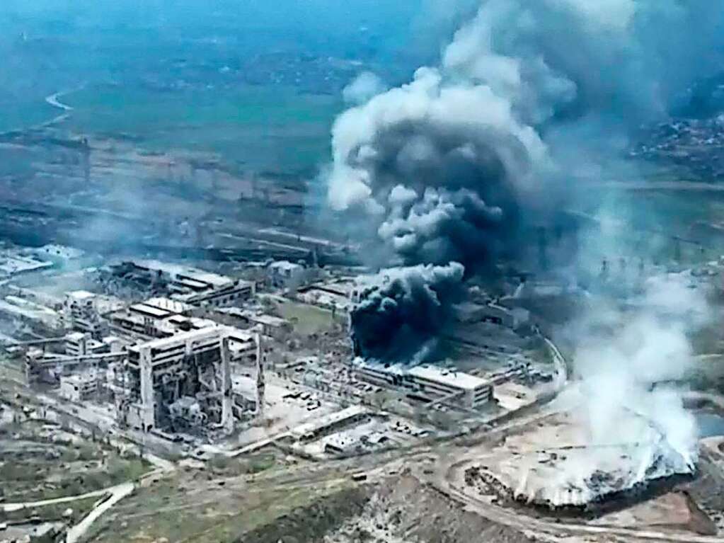 19. April: Dieses Luftfoto zeigt Rauchwolken ber dem Stahlwerk Azovstal und die zerstrte Schiffswerft Azov. Russland versucht weiterhin die Hafenstadt Mariupol zu erobern.