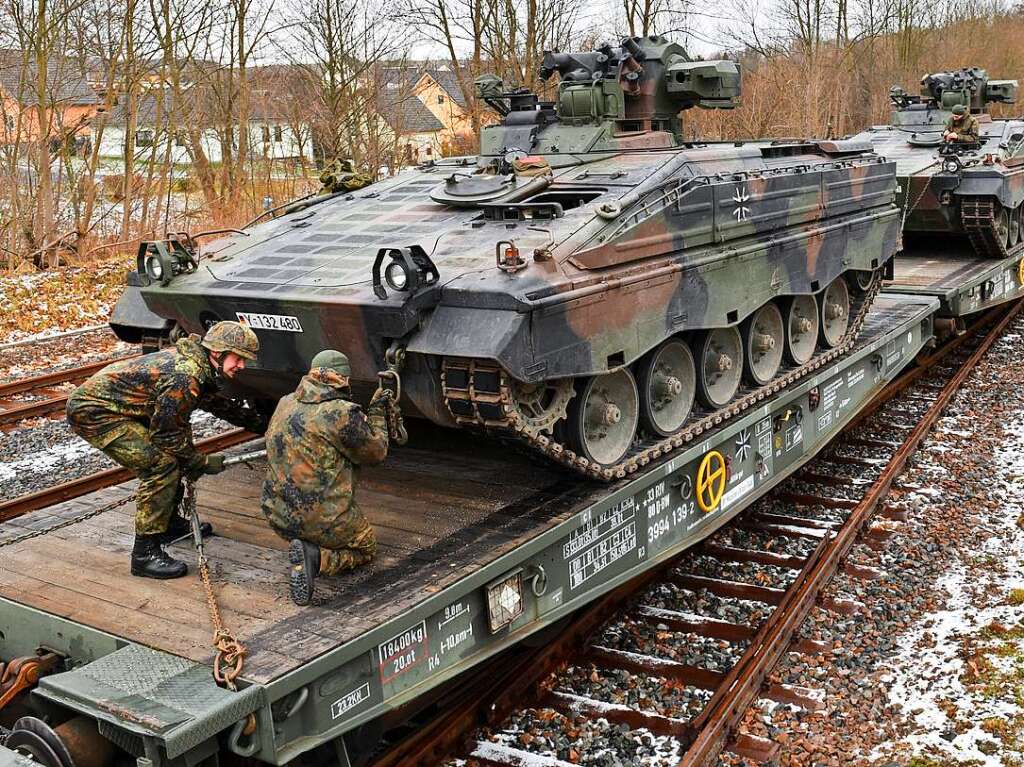 22. April: Deutschland will per Ringtausch Panzer in die Ukraine liefern. Hier verladen Soldaten im schsischen Marienberg Marder-Schtzenpanzer  auf Gteranhnger der Eisenbahn (Aufnahme von 2020).