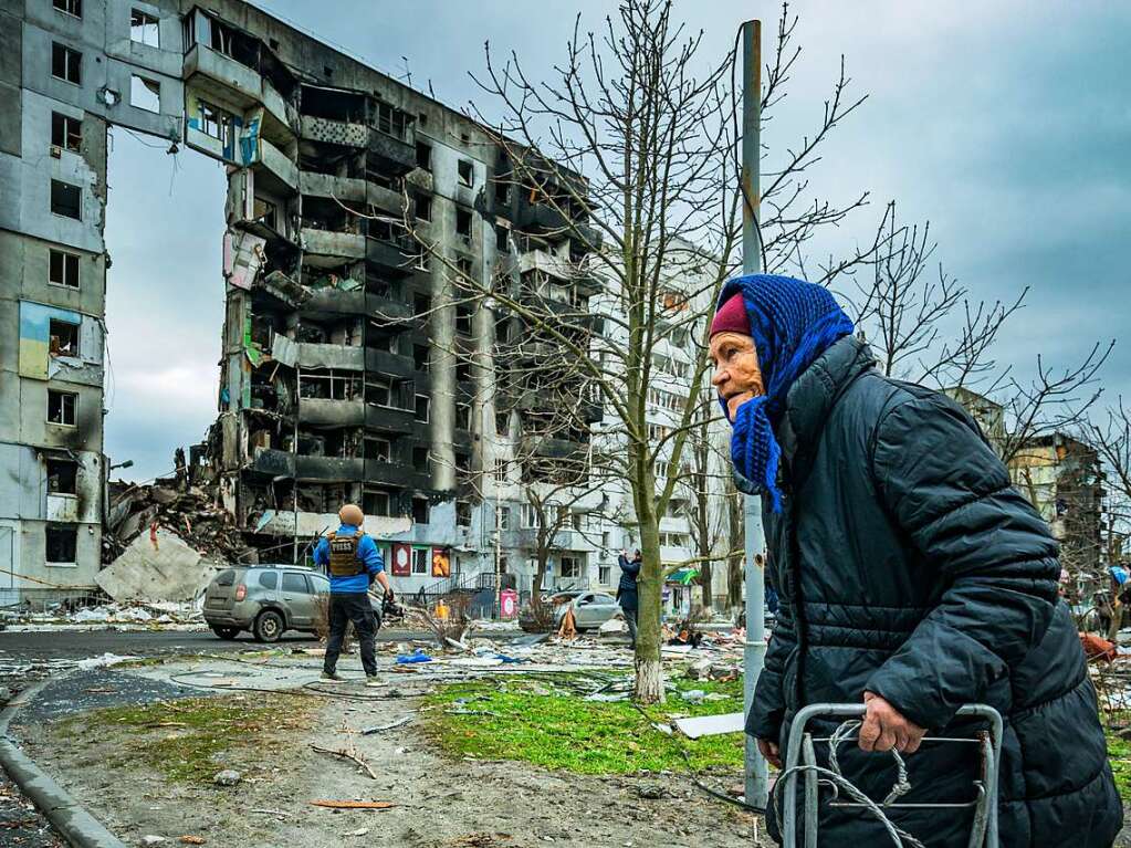 26. April: Eine Frau geht an einem Gebude vorbei, das in Folge russischer Angriffe zerstrt wurde.