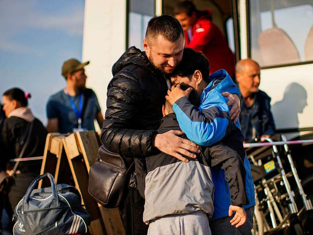 3. Mai:  Verwandte umarmen sich, nachdem sie und weitere Menschen, die aus Mariupol, Tokmak und Berdjansk geflohen sind, in einem Zentrum fr Vertriebene ankommen.