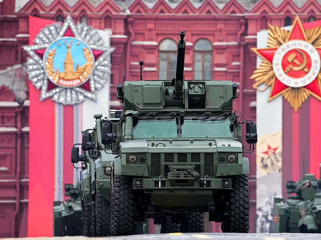 9. Mai: Russische Militrfahrzeuge rollen whrend der Militrparade zum "Tag des Sieges" durch Moskau. Anlsslich des 77. Jahrestages des Endes des Zweiten Weltkriegs feiert Russland den Sieg ber Hitler-Deutschland.