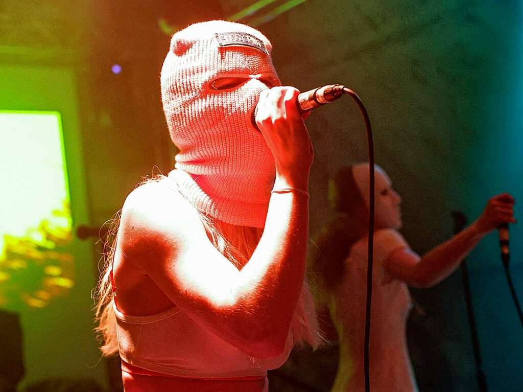 12. Mai: Diana Burkot singt mit ihrer Band Pussy Riot beim Auftakt der „Riot Days“-Tour im Funkhaus Berlin. Mit der Tour will die Punk-Rock-Gruppe Geld fr die Ukraine sammeln.