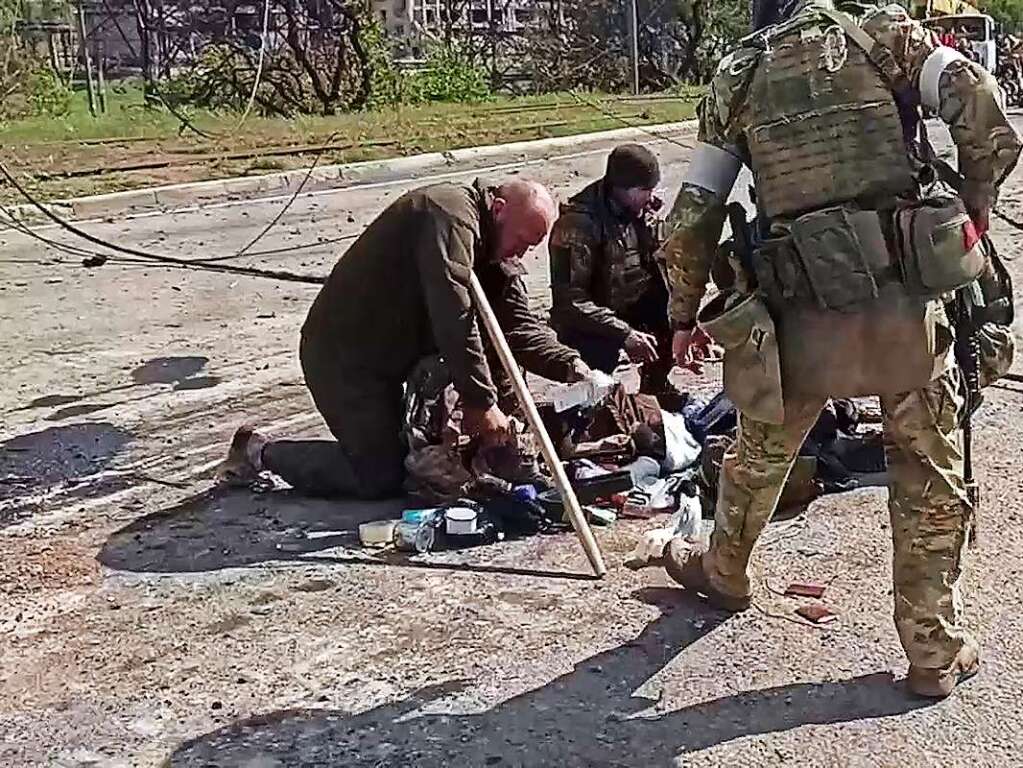 17. Mai: Ein Video des russischen Verteidigungsministeriums zeigt ukrainische Streitkrfte, die von russischem Militr durchsucht werden, nachdem sie das Stahlwerk Azovstal verlassen haben.