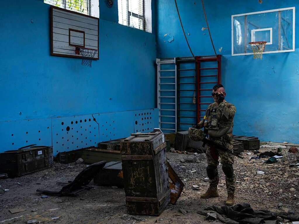 20. Mai: Ein ukrainischer Soldat inspiziert eine Schule, die whrend eines Gefechts  im Dorf Wilchiwka am Stadtrand von Charkiw  beschdigt wurde.