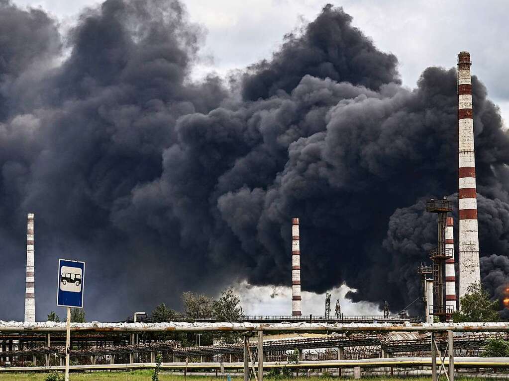 22. Mai: Aus einer lraffinerie in Lysychansk steigt Rauch auf, nachdem sie von russischen Geschossen getroffen wurde.