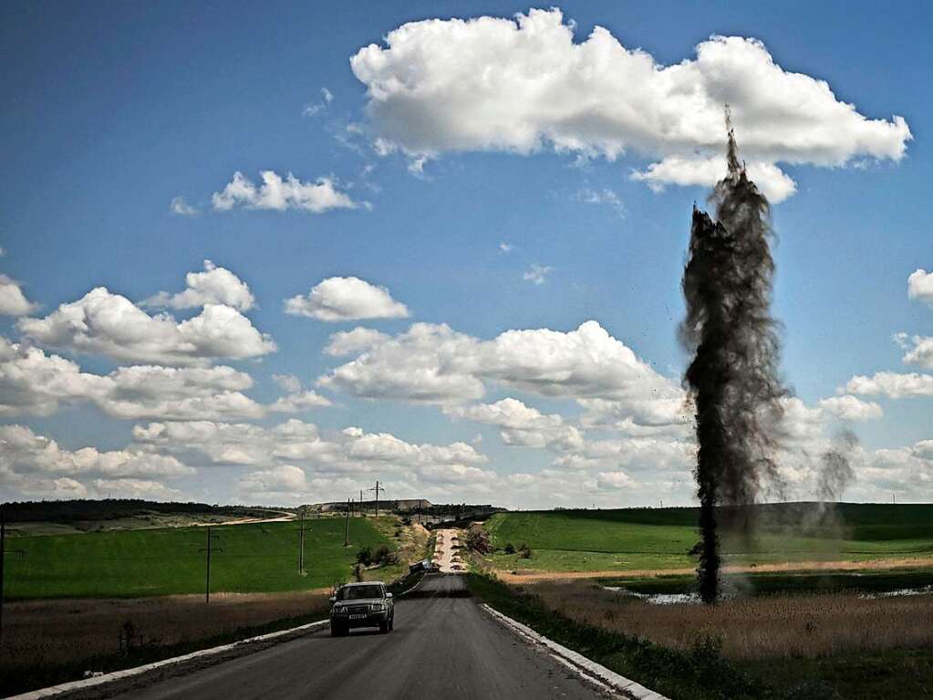 23. Mai:  Auf einer Strae auerhalb von Lysychansk schlgt wenige Meter von einem Auto entfernt ein Mrser ein.