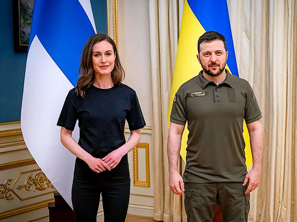 26. Mai: Dieses vom Pressebro des ukrainischen Prsidenten zur Verfgung gestellte Foto zeigt das Treffen von Wolodymyr Selenskyj (rechts), Prsident der Ukraine, und Sanna Marin, Ministerprsidentin von Finnland.