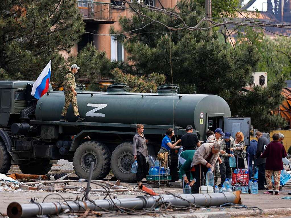 27. Mai: Einheimische versammeln sich, um Trinkwasser zu erhalten, das vom russischen Ministerium fr Notsituationen in Mariupol verteilt wird.