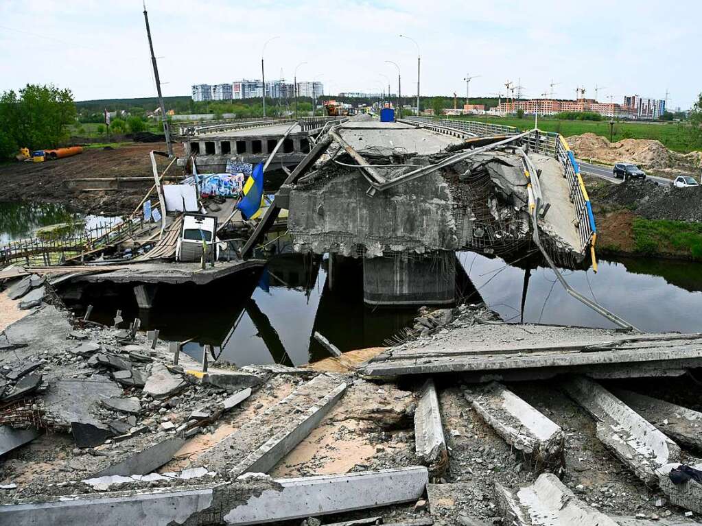 2. Juni: Eine ukrainische Fahne weht an einer Brcke, die vom ukrainischen Militr zerstrt wurde, um das Vordringen des russischen Militrs zu verhindern.