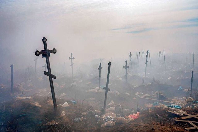 Millionen Menschen sind aus der Ukrain...sche, Kriegsverbrechen sind geschehen.  | Foto: BULENT KILIC (AFP)
