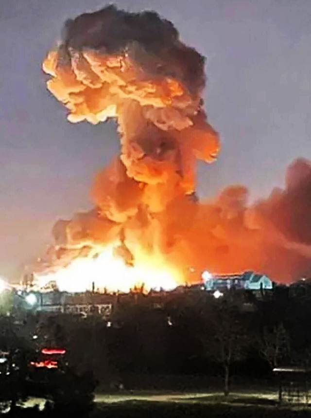 Am ersten Tag des Krieges erschttert ...waltige Explosion die Hauptstadt Kiew.  | Foto: Ukrainian President s Office via www.imago-images.de