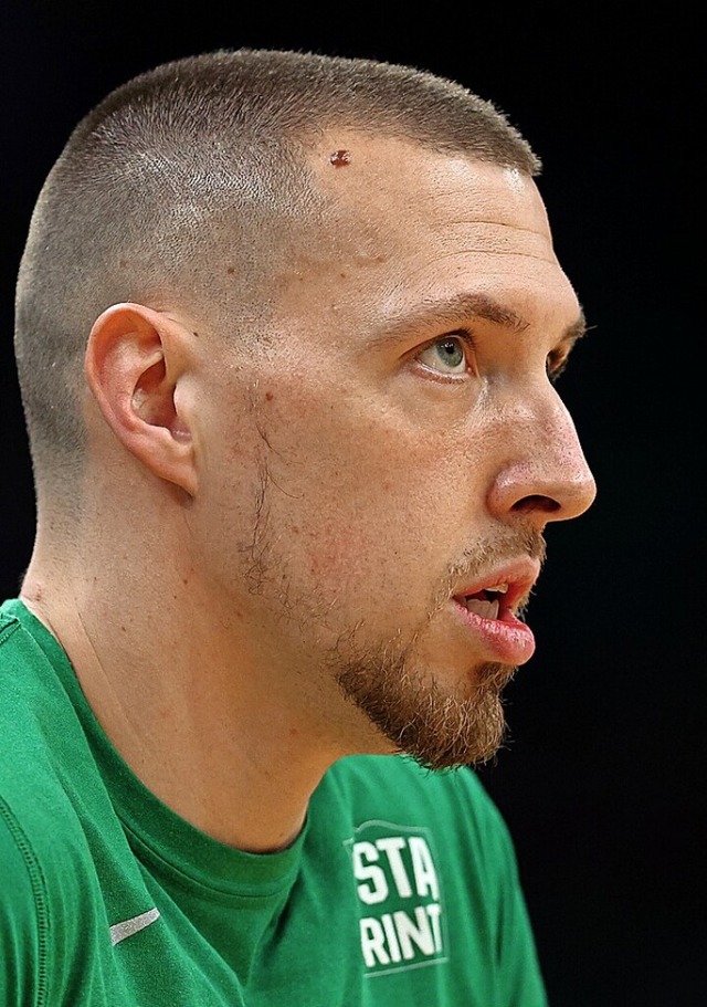 Hat als erst dritter Deutscher die Cha...:  Daniel Theis von den Boston Celtics  | Foto: ELSA (AFP)