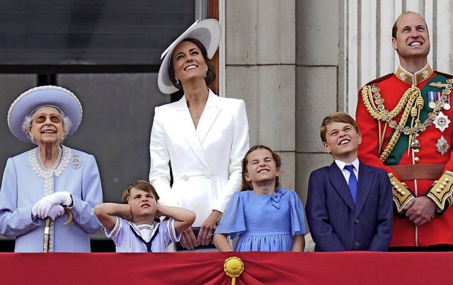 Thronjubilarin Elizabeth II.  schaut m...d deren Kindern der Fliegerstaffel zu.  | Foto: Aaron Chown (dpa)