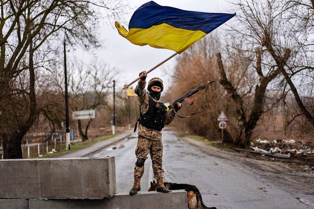 Ein ukrainischer Soldat im befreiten Butscha  | Foto: Rodrigo Abd (dpa)