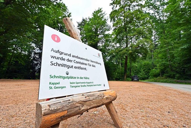 Mit einem groen Schild weist die ASF ...fernung des Schnittgut-Containers hin.  | Foto: Michael Bamberger