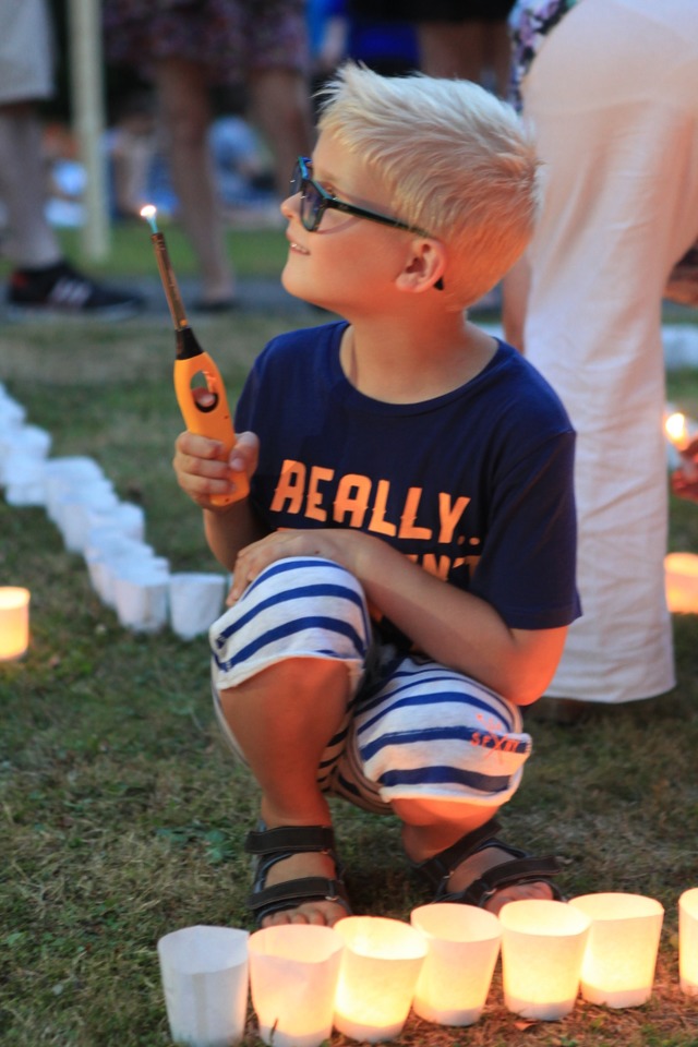 Kinder werden wieder Kerzen entznden.  | Foto: Stadtkapelle Lahr