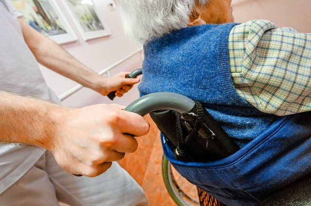 Wer Angehrige zuhause pflegt, muss Ur...nd sollten rechtzeitig gesucht werden.  | Foto: Markus Scholz (dpa)