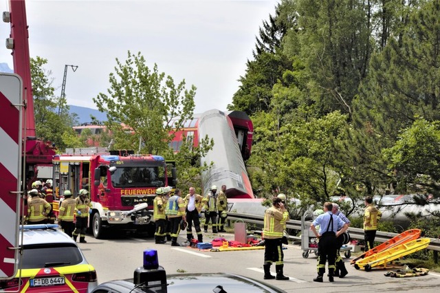 Zahlreiche Einsatz- und Rettungskrfte...bei Garmisch-Partenkirchen im Einsatz.  | Foto: Josef Hornsteiner (dpa)